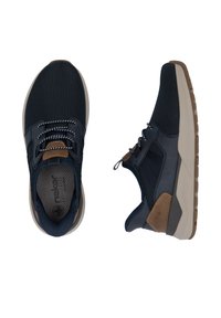 Baskets de sport bleu marine avec un dessus en mesh, des accents en cuir marron, une semelle texturée et des lacets réfléchissants. Angles latéraux et supérieurs présentés.
