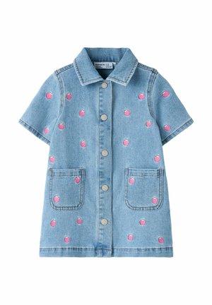 Lyseblå denim jakke med korte ærmer, forreste knapper, to lommer og spredte lyserøde jordbærprint.