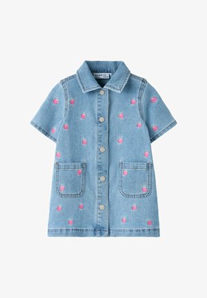 Veste en denim bleu clair à manches courtes, avec des boutons sur le devant, deux poches, et des imprimés dispersés de fraises roses.