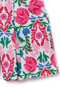 Tessuto stampato floreale con grandi fiori rosa, blu e verdi su uno sfondo bianco. Texture liscia, con bordi rifiniti e tasche laterali.