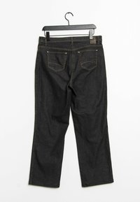 Jeans de mezclilla negra, diseño de pierna recta, costuras visibles con acentos de cobre, dos bolsillos traseros y un lazo para colgar.