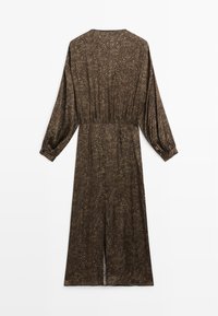 Braunes Midikleid mit strukturiertem Muster, langen Ärmeln und tailliertem Bund. Verfügt über einen Schlitz vorne für zusätzliche Details.