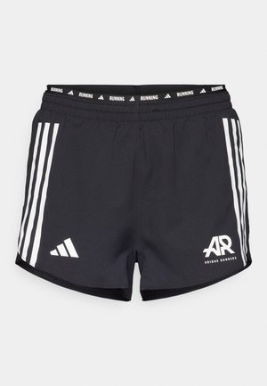 Pantaloni de alergare negri cu un design cu trei dungi albe, talie elastică cu textul "RUNNING" și logo-ul "AR" în partea stângă jos.
