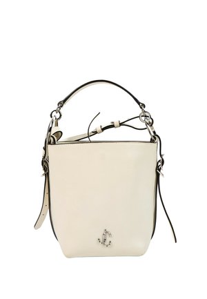 Sac seau en cuir crème avec poignée réglable et emblème de logo argenté sur le devant, avec garniture noire et détails de boucle.