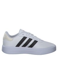Zapatilla blanca hecha de material sintético con tres franjas negras, una suela de goma blanca y un acento crema en el talón.