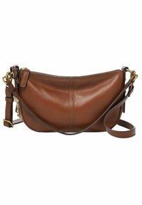 Borsa a spalla in pelle marrone con design curvo, cuciture a contrasto, hardware dorato e tracolla regolabile.