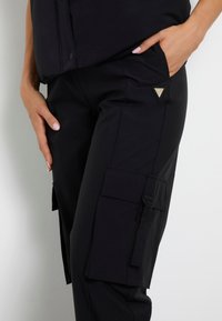 Guess MID WAIST  - Pantaloni cargo - schwarz