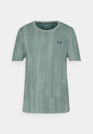 Světle zelené tričko s krátkým rukávem, se subtílním texturovaným vzorem, kulatým výstřihem a černým logem Under Armour na hrudi.