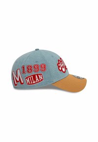 Baseballcap aus hellblauem Denim mit roten bestickten Buchstaben "M", "1899" und "MILAN". Beiger Schirm mit strukturierter Oberfläche und Belüftungsöffnungen.