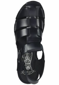 Černé kožené sandály s tkanými popruhy, otevřenými stranami a přezkou na zapínání. Vytlačené logo na černé stélce. Texturovaná podrážka.
