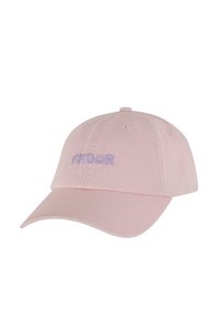 Căciulă din bumbac roz deschis cu o margine curbă, cu text brodat de culoare violet "AMOUR". Design cu șase panouri, dotată cu orificii de ventilație.