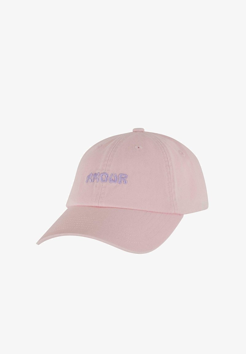 Cappello di cotone rosa chiaro con visiera curvata, dotato di testo ricamato in viola che recita "AMOUR". Design a sei pannelli con fori di ventilazione.