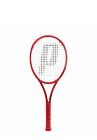 Racchetta da tennis rossa con un logo "P" su corde bianche e manico imbottito, centrata e isolata su uno sfondo bianco.