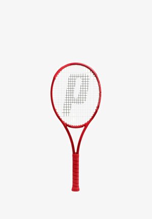 Racchetta da tennis rossa con un logo "P" su corde bianche e manico imbottito, centrata e isolata su uno sfondo bianco.