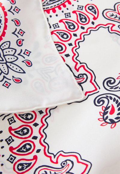 Zīda šalle ar baltu fonu, kurā ir sarežģīti sarkani un tumši zili paisley raksti. Malas ir apstrādātas ar plānu, gludu apmalīti.