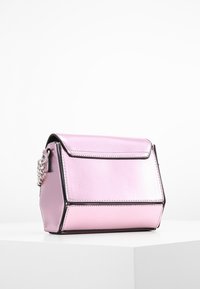 Borsa a mano metallica rosa con una forma strutturata, dotata di chiusura a patta, accessori in argento e dettagli superficiali testurizzati.