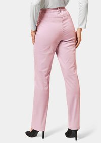 Roze broek van gladde stof, met een elastische tailleband. Het rechttoe-rechtaan ontwerp past goed bij zwarte hoge hakken.