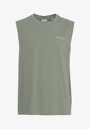 Varrukateta roheline puuvillane T-särk, ümmarguse kaelusega, millel on valge "A.R.C." kiri vasakul rinnaosal ja mugav lõige. Sile tekstuur.