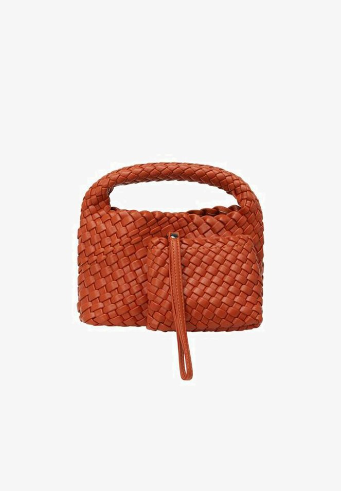 Vævet orange lædertaske med en struktureret form, et rundt håndtag og en aftagelig lynlåspose på siden.