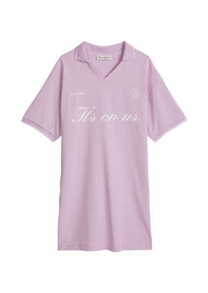Hellviolettes kurzärmeliges Poloshirt mit weißem Schriftzug „It’s on us.“ und kleinen Marc O'Polo-Logos auf der Brust und am Kragenetikett.