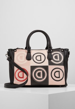 Borsa in pelle nera e rosa con design a patchwork geometrico con motivi circolari, doppie maniglie e tracolla regolabile.