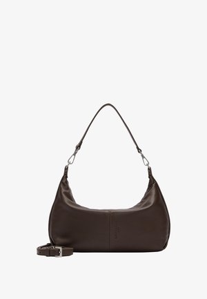 Bruine leren handtas met een gebogen vorm, enkele schouderriem en zilveren hardware. Heeft een gladde textuur en een ingetogen ontwerp.
