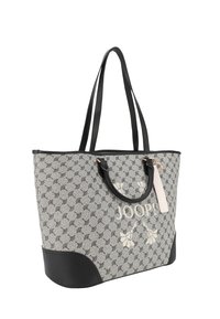 Grijze stoffen boodschappentas met zwarte accenten, patroon op het oppervlak en een logo. Heeft dubbele zwarte handvatten en een afneembare tag.