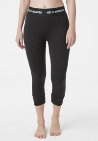 Černé capri legíny s širokým elastickým pasem a logem "HELLY HANSEN". Materiál se zdá být měkký a přiléhavý, s ohrnutým lemem.