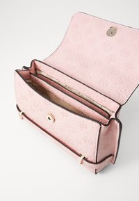 Borsa a tracolla rosa con motivi in rilievo, hardware dorato, chiusura a scatto e doppio scomparto interno con fodera beige.