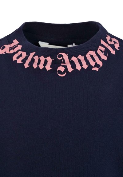 Sweatshirt bleu marine avec col rond côtelé. Présente l'inscription en lettres gothiques roses "Palm Angels" le long de l'encolure. Texture de tissu douce.