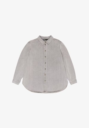 Svetlo siva denim srajca z ovratnikom, ki se zapenja na gumbe, dolgimi rokavi, zaobljenim robom in kovinskimi gumbi vzdolž sprednjega dela.