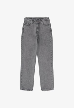 Džíny s vysokým pasem a rovnými nohavicemi v šedém denimovém provedení; mají zapínání na knoflíky, pět kapes a minimální vyblednutí pro klasický vzhled.