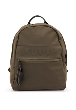 Mochila compacta marrón con un bolsillo delantero con cremallera y una pestaña negra para tirar, con el nombre de la marca "MARIAMARE" en relieve sobre la cremallera.