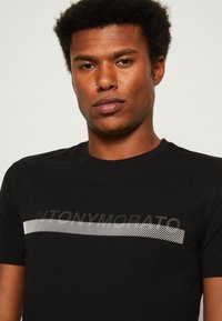 Antony Morato SUPER SLIM FIT WITH RUBBER INJECTION LOGO PRINT - Camiseta estampada - black