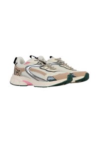 Le calzature presentano una tomaia in mesh con accenti beige, rosa e argento, lacci testurizzati e una suola in gomma con motivi di battistrada verde.