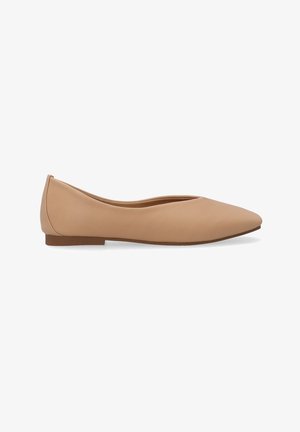 Beige puntige ballerina gemaakt van glad synthetisch materiaal, met een lage hak en een minimalistisch ontwerp met ronde randen.