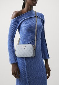 Guess NOELLE CROSSBODY CAMERA - Taška cez plece - light blue logo