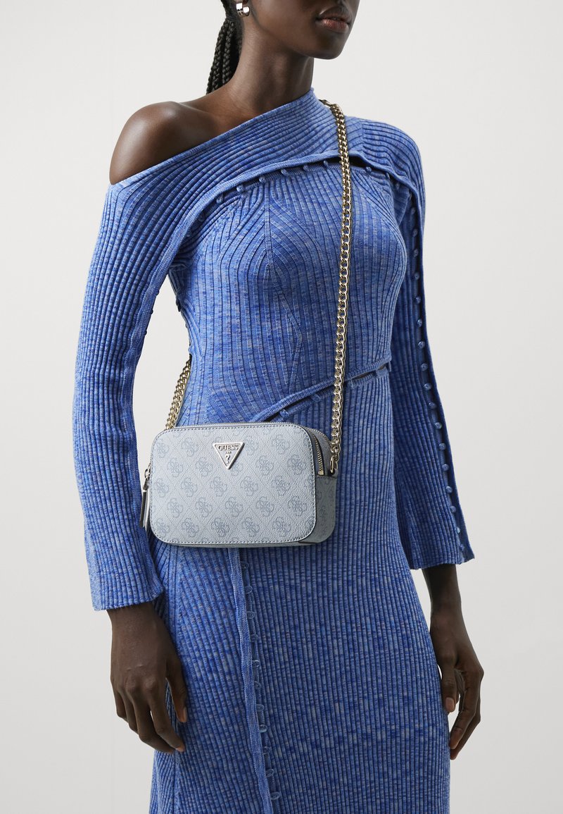 Guess NOELLE CROSSBODY CAMERA - Taška cez plece - light blue logo