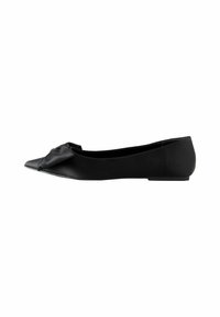 Chaussure plate noire avec un bout pointu et un accent en nœud en tissu sur le devant. Texture lisse avec un design simple et élégant.