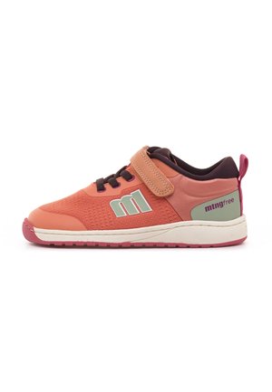 Zapatilla deportiva infantil de caña baja en coral y rosa con cordones negros, suela beige, tira de velcro y marca en el lateral y el talón.