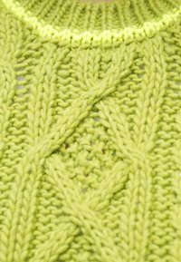 Adīts džemperis spilgti laima zaļā krāsā; ar sarežģītiem pinumu rakstiem un strukturētu virsmu, apaļu kakla izgriezumu.