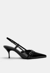 Čierne slingback lodičky s špicatou špičkou, mnohými popruhmi a sponami, s lesklým koženým povrchom a stredným podpätkom.
