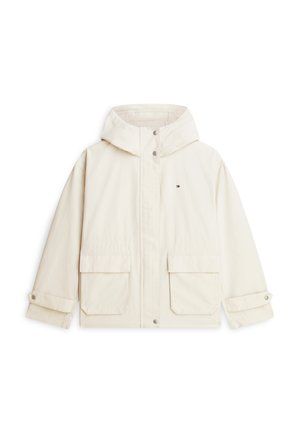 Εκρού μπουφάν με κουκούλα, εμπρόσθια κουμπιά τύπου πάτος, δύο μεγάλες τσέπες με καπάκι, ρυθμιζόμενες μανσέτες και μικρό λογότυπο στο στήθος.