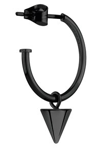 Schwarzer Creolenohrring mit einem glatten, runden Design und einem dreieckigen Anhänger an der Unterseite, mit glanzvollem Finish und minimalem Zubehör.
