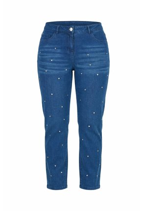 Blaue Jeans aus Denim mit silbernen Nieten, die über die Vorderseite verteilt sind, ausgestattet mit Knopf- und Reißverschluss sowie Vordertaschen.