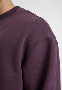 Urban Classics FLUFFY CREWNECK - Sudadera - plumpurple