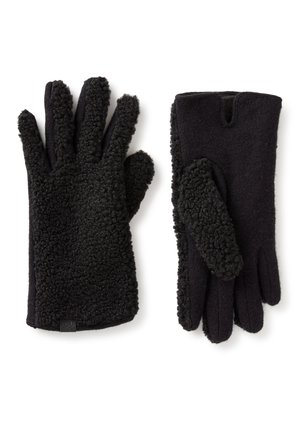 Een paar zwarte fleecehandschoenen, waarvan er één een getextureerde sherpa-buitenkant toont en de ander een gladde stofachterkant met duim zichtbaar.