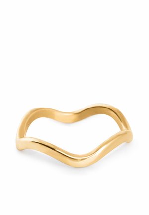 Zlato obarvan metalni prstan z valovito, nepravilno ovalno obliko, gladko in polirano površino, prikazan na belem ozadju.