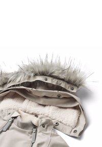 Beige parka med hætte, grå kunstpelskant og blød fleeceforing. Har trykknapper og ribbet krave. Inderforingen er creamfarvet.