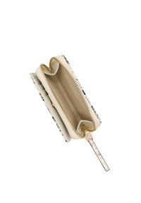 Portefeuille blanc et à motifs avec une fermeture éclair, doté d'une doublure intérieure beige et de ferrures de ton doré. Compartiments intérieurs visibles.